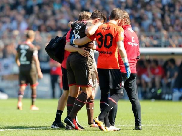 Gonther being helped off on Saturday. | Photo: Kicker/Imago