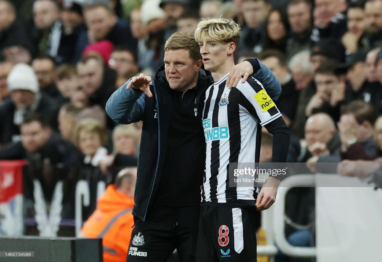 Howe and Gordon talking tactics - (Photo by Ian MacNicol/Getty Images)