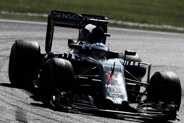 Fernando Alonso empujando hacia delante | Twitter oficial de McLaren F1