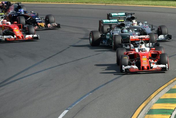 Sebastian Vettel y Nico Rosberg adelantan a Lewis Hamilton en la salida de Australia | Fuente: www.automovil.com.do