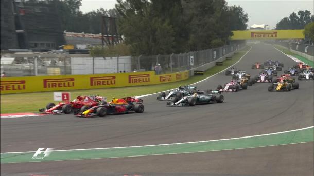 Vettel e Verstappen alla prima curva | twitter