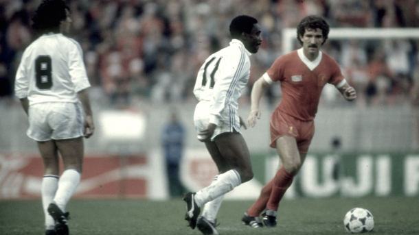 Laurie Cunningham (Real Madrid) conduce el balón ante la presión de Graeme Souness (Liverpool) | Foto: Getty Images