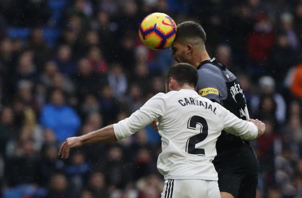 André Silva y Carvajal en un duelo aéreo | Foto: Sevilla