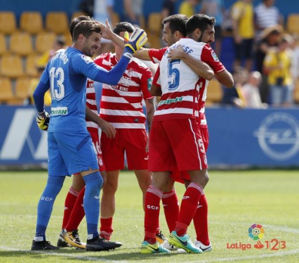 Varas y sus compañeros celebran la victoria en Alcorcón | Foto: LaLiga