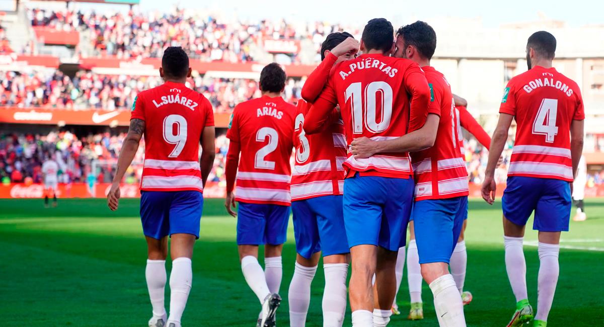 Varios jugadores del Granada celebrando un gol/ Foto: Fútbol Peruano
