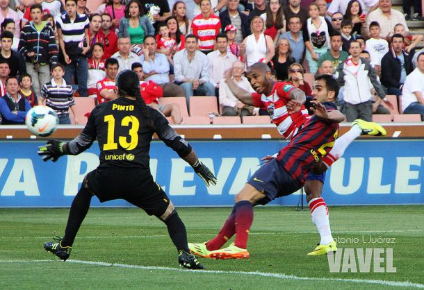 Brahimi marcó el gol de la victoria sobre el Barça en Los Cármenes 