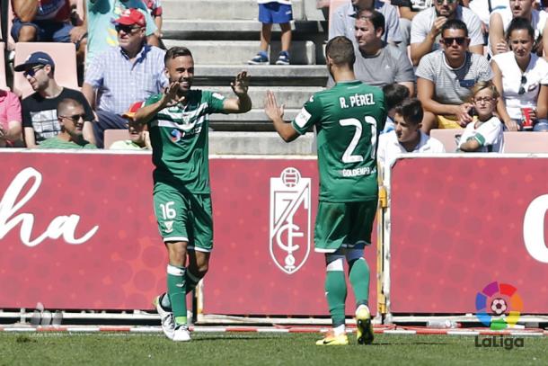 Robert Ibáñez y Rubén Pérez celebran el gol de la victoria en Granada | Foto: La Liga