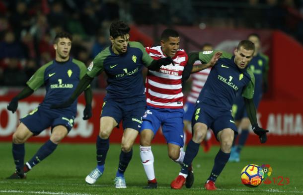 Barba y Bergantiños pugnan por un balón en el Nuevo Los Cármenes | Imagen: LaLiga