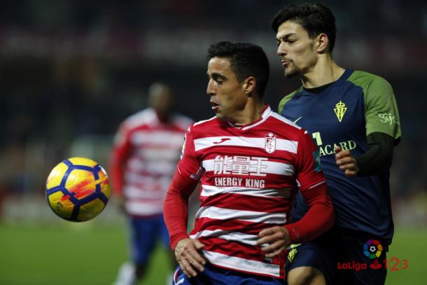 Fede Barba y Pedro pugan por un balón en el partido de la temporada pasada | Imagen: LaLiga