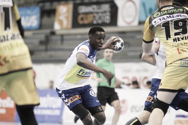 Mamadou Gassama encara a la defensa pontana. | Foto: Bm. Granollers