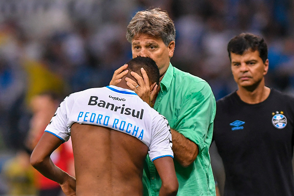 Pedro Rocha consolado por Renato, após ser expulso (Foto: Getty Images)