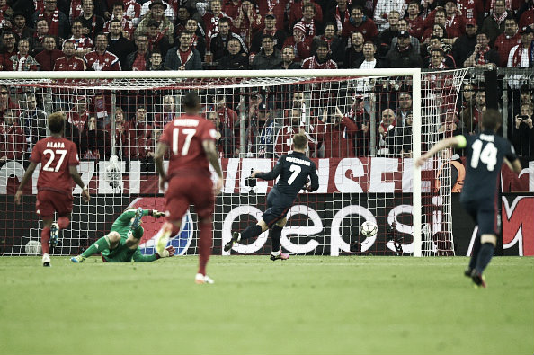 Antoine Griezmann scores in the Champions League semifinal | Photo: Geunter Schiffmann/Getty Images