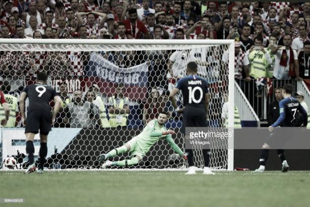 Griezmann engaña a Subasic y anota el 2-1 desde los once metros / Fuente: Getty Images