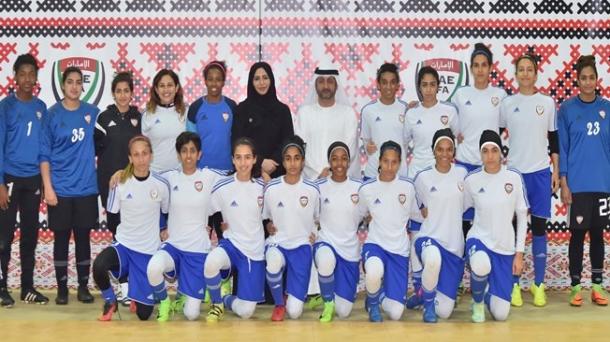 Elenco dos Emirados Árabes Unidos pronto para sua primeira disputa de eliminatórias (Foto: Divulgação/FIFA)