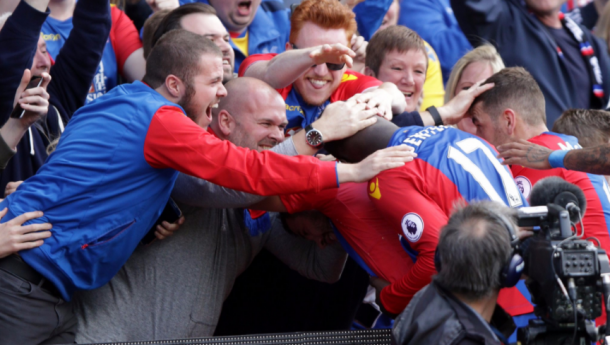 Milivojevic, Benteke y McCarthur celebran con los aficionados el tercer gol del Palace | Foto: Crystal Palace