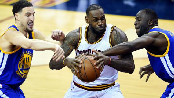 LeBron James affrontato da Klay Thompson e Draymond Green. Bob Donnan/USA TODAY Sports