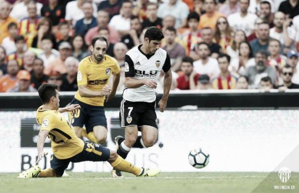 Guedes se marcha de los defensas en su debut la jornada pasada. | Fuente: Valencia CF
