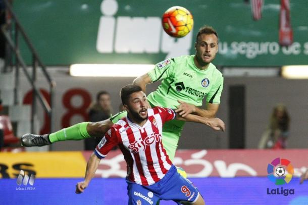 Guerrero pugna por un balón ante el Getafe CF | Foto: La Liga