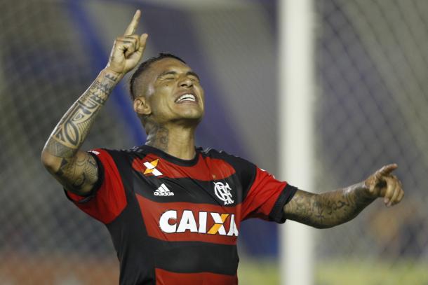 Guerrero tenta fazer primeiro gol diante do Vasco com a camisa do Flamengo (Foto: Divulgação/Flamengo.com.br)