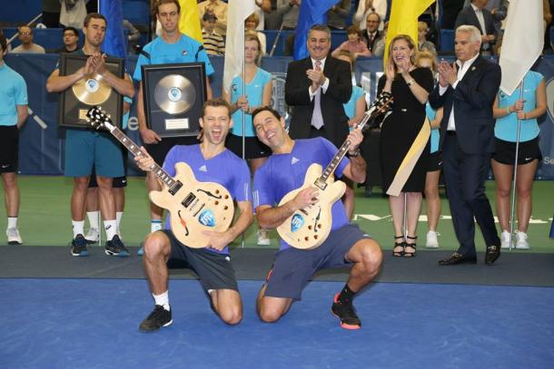 Fyrstenberg (left) and Gonzalez pose with the winner's guitars in Memphis (Photo: Memphis Open)