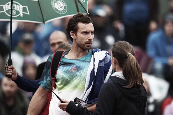 A frustrated Gulbis attempts to leave the court under wet conditions at the 2016 French Open. (Photo: Getty Images)
