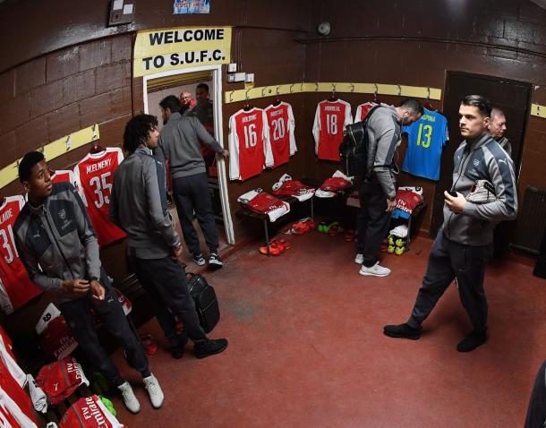 Los jugadores del arsenal en el interior del estadio del Sutton United. Foto: Arsenal