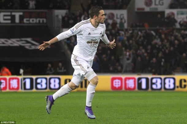 Swansea City midfielder Glyfi Sigurdsson celebrates after his free kick against Crystal Palace