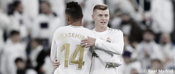 Kroos y Casemiro se abrazan tras un gol | Foto: Real Madrid