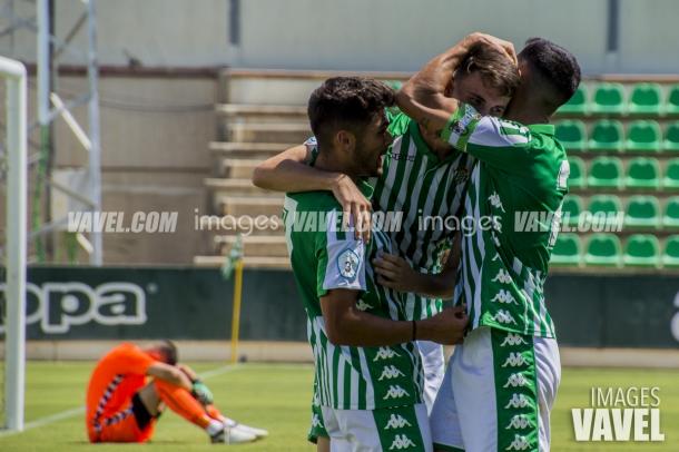 Jugadores del Betis Deportivo celebrando un gol | Fotografía: Salva López (VAVEL)