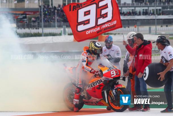 Márquez quemando rueda al finalizar la carrera. Foto: Rocío Hellín | Vavel España.