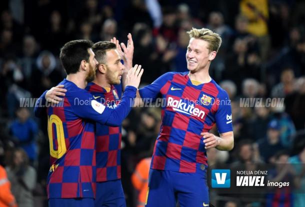Arthur celebrando un gol con Leo Messi y Frenkie De Jong