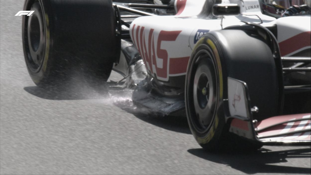 Fuga de agua en el coche de Mick / Fuente: Fórmula 1 en Twitter