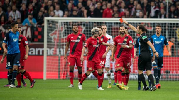 Kampl es expulsado frente al Hoffenheim | Foto: Bayer Leverkusen