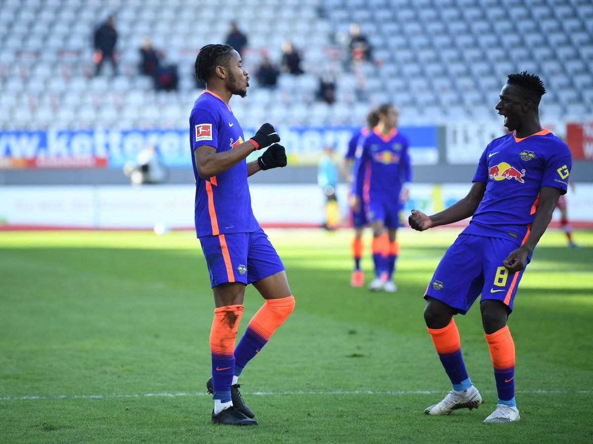Christopher Nkunku y Amadou Haidara celebrando el primer gol / Foto: @DieRotenBullen