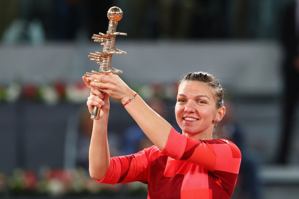 Halep hoists the Mutua Madrid Open trophy after defeating Dominika Cibulkova in the final (Photo by Julian Finney / Source : Getty Images)