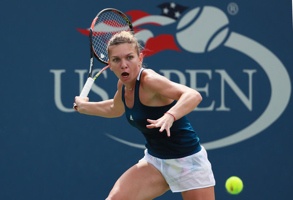 Halep in her fourth round match in the Louis Armstrong Stadium (Photo by Michael Reaves / Getty Images)