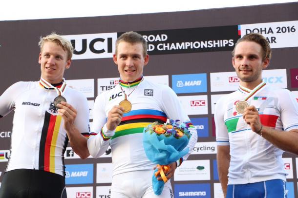 Podio con los tres medallitas sub 23 | Fuente: UCI Doha 2016.