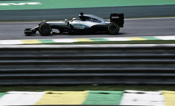 Lewis Hamilton en el trazado de Interlagos | Foto: Sutton Images