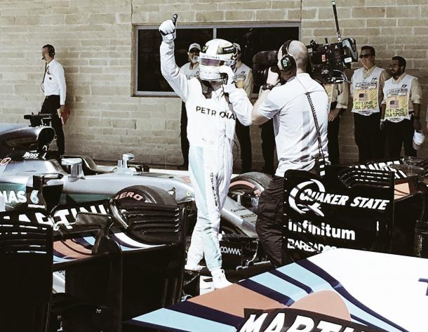 Hamilton celebra su pole en Austin | Fuente: @MercedesAMGF1