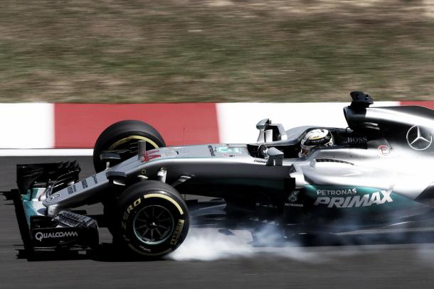 Hamilton pasándose de frenada | Fuente: @MercedesAMGF1