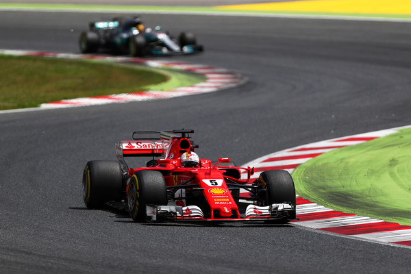 Sebastian Vettel y Lewis Hamilton durante el GP de España | Imagen: Getty Images