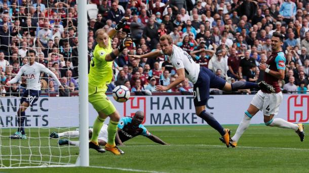 Harry Kane anota de cabeza el primer gol del Tottenham. Foto: premierleague