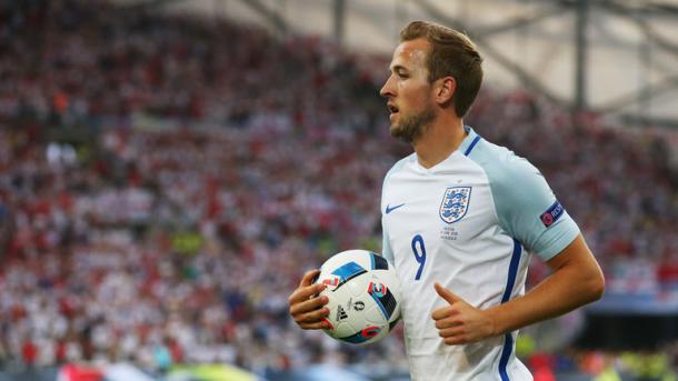 Kane disponiéndose a lanzar un córner ante Rusia. Foto: Sky Sports