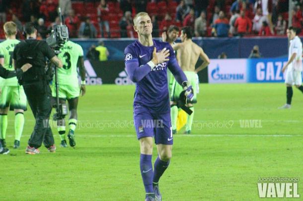 Hart saluda a la afición en el partido de Champions frente al Sevilla (15/16). / Foto: juanignaciolc9 