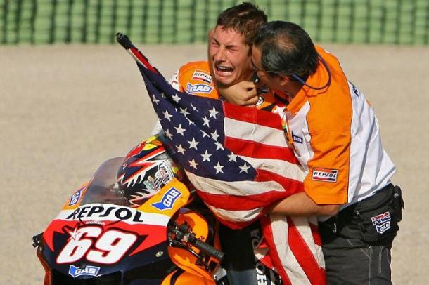 La celebración junto con su padre, Nicky desprendía pura emoción. Foto: Honda Racing.