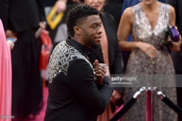 Chawich Boseman en la alfombra roja de los Oscar 2018 | Foto: Getty Images