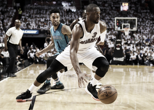 Miami Heat Guard Dwyane Wade passes by Charlotte Hornets Guard Courtney Lee. Steve Mitchell-USA TODAY Sports 