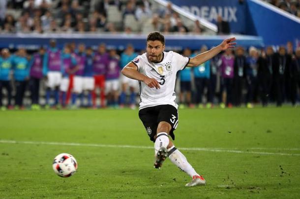 Hector scores decisive penalty in historic shootout win over Italy in Euro 2016 | Photo: WSJ