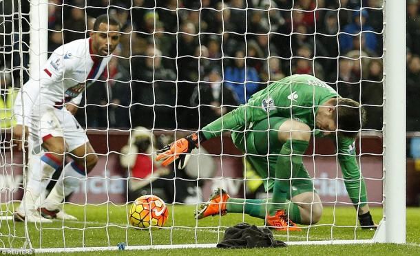 Hennessey drops the ball into the net (photo: Reuters)