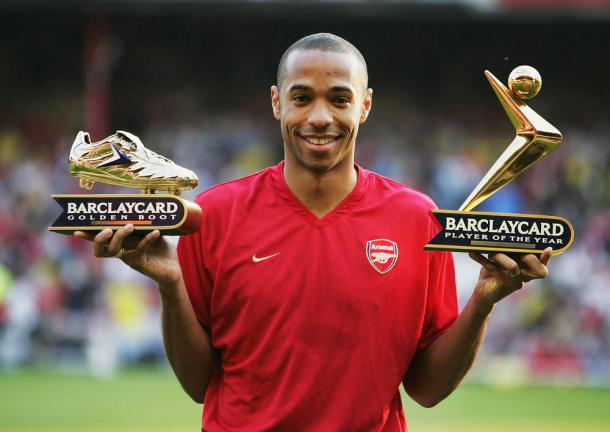 Henry posa con el trofeo de máximo goleador | Fotografía: Arsenal